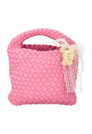 Kleine roze geweven handtas met afgeronde handgreep, versierd met een witte kanten strik en een cluster parelachtige kralen aan de zijkant.