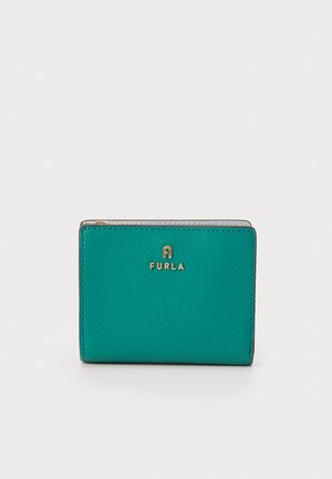 Portafoglio in pelle color teal con una superficie liscia, caratterizzato da un logo dorato e un design minimalista. Forma rettangolare compatta con angoli arrotondati.