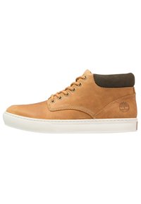 Tan läder mid-top sneakers med krage i mörkgrön mocka, snördesign, vit gummisula och logotypdetalj på utsidan.