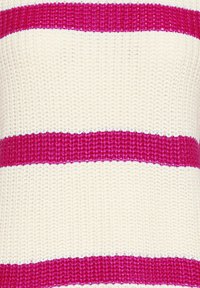 Pletená textília s vodorovnými pruhmi v krémovo bielej a jasnej magente. Textúra je hrubá, s mierne zvýraznenými detailmi stehov.