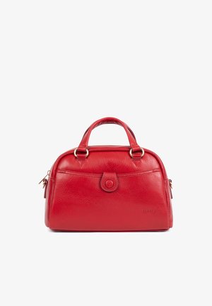 Sac à main en cuir rouge avec deux poignées, fermeture à pression à l'avant et nom de marque embossé "FAGOLA" en bas à droite.