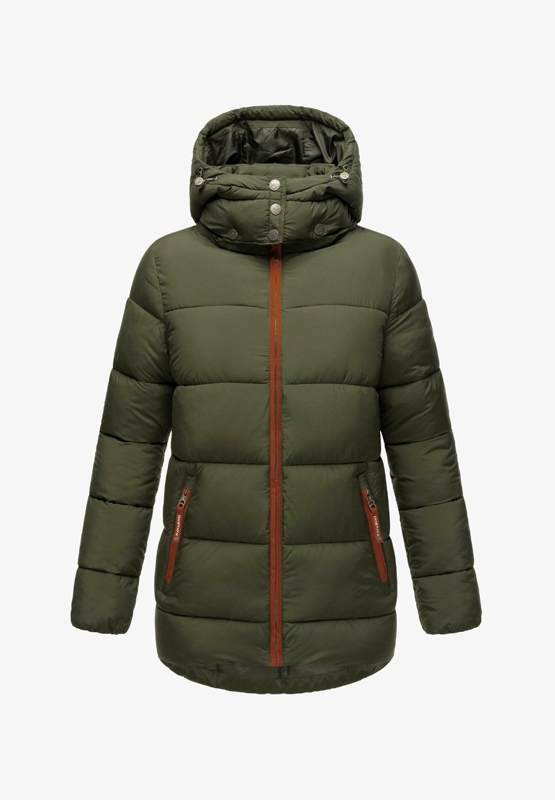 Grøn pufferjakke med hætte, vandret quiltet design, orange lynlåsdetaljer og to lynlåslommer på siden. Blød, glat tekstur.