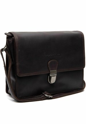 Dunkelbraune Leder-Umhängetasche mit Vorderklappe, Metallverschluss und verstellbarem Schultergurt auf weißem Hintergrund.