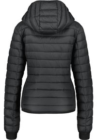 Sort dunjakke med vandret quilt, hætte, elastiske manchetter og en tætsiddende pasform. Glat tekstur med en vandafvisende behandling.