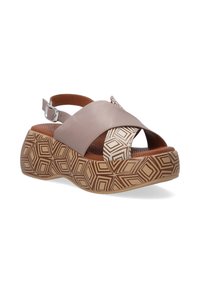Leder-Sandalette in sanftem Taupe mit einem Überkreuz-Design an der Vorderseite, verstellbarem Schnallenverschluss und geometrisch gemustertem Plateau in hellbraun und beige.