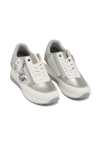 Sneaker bianchi e grigi con accenti argentati, tessuto testurizzato, motivi perforati e dettaglio con zip laterale. Suola in gomma con leggera elevazione.