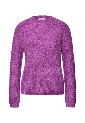 Lila gestrickter Pullover mit langen Ärmeln, Rundhals und strukturiertem Rippmuster. Der Stoff wirkt weich und gemütlich.