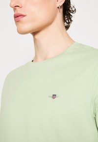 GANT SHIELD - T-shirts - milky matcha