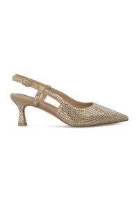 Scarpa slingback beige con punta affusolata, decorata con piccoli chiodini metallici e dotata di un tacco basso e texturizzato. Design aperto ai lati.