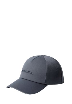 Dunkelgraue Calvin Klein Baseballkappe mit gebogenem Schirm und perforierten Seitenpaneelen zur Belüftung vor weißem Hintergrund.