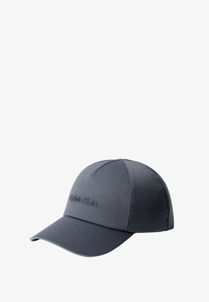 Dunkelgraue Calvin Klein Baseballkappe mit gebogenem Schirm und perforierten Seitenpaneelen zur Belüftung vor weißem Hintergrund.