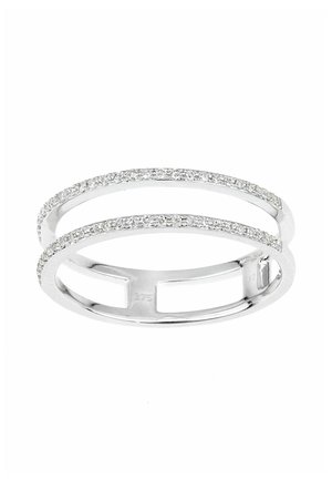 Eleganter Silberring mit zwei parallelen Bändern, die entlang der oberen Kante mit kleinen klaren Steinen geschmückt sind, und mit offenen Räumen zwischen den Bändern.