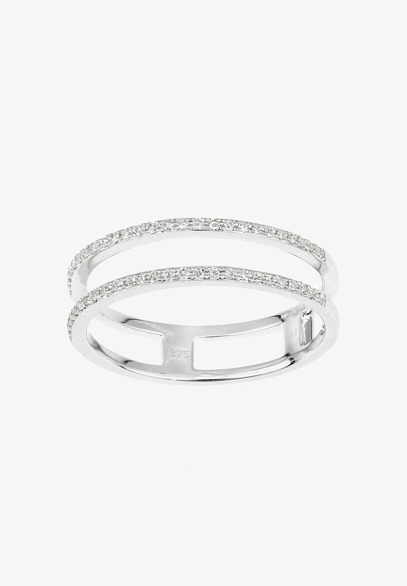 Hladký strieborný prsteň s dvoma paralelnými pásmi ozdobenými malými jasnými kamienkami pozdĺž hornej hrany, s prázdnymi priestormi medzi pásmi.