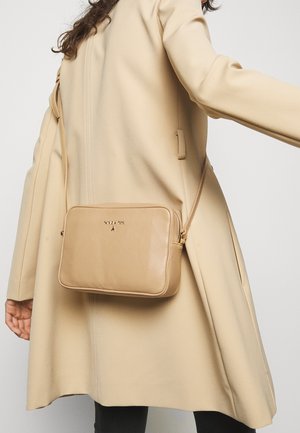 Beige kožená taška přes rameno obdélníkového tvaru, se zipovým uzávěrem a jemným logem. Obsahuje dlouhý nastavovací popruh a hladký povrch.