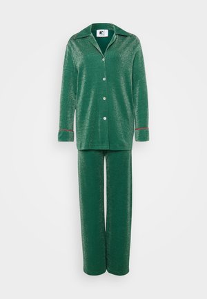 Zelený lounge set obsahujúci košeľu na gombíky s golierom a kontrastnými červenými akcentmi na manžetách, vyrobený z lesklého, textúrovaného materiálu.