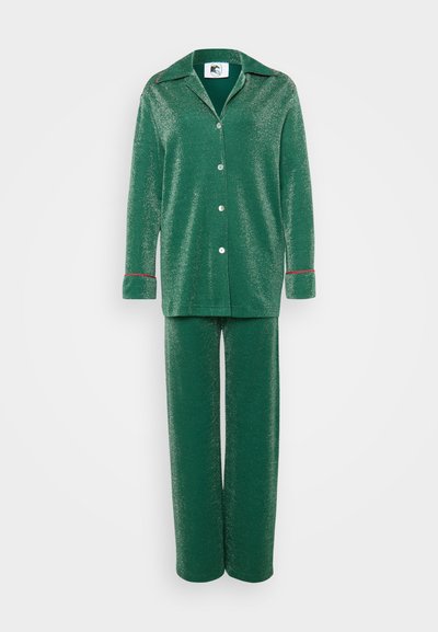 Grønt loungewear-sett med en knapp-up skjorte med krage og kontrasterende røde detaljer på mansjettene, laget av et skinnende, strukturert stoff.