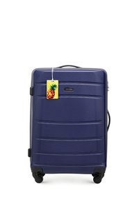 Marineblauwe harde koffer met een gestructureerde afwerking, vier wielen, een uitschuifbare handgreep en een aan de koffer bevestigde ananas-themed label.