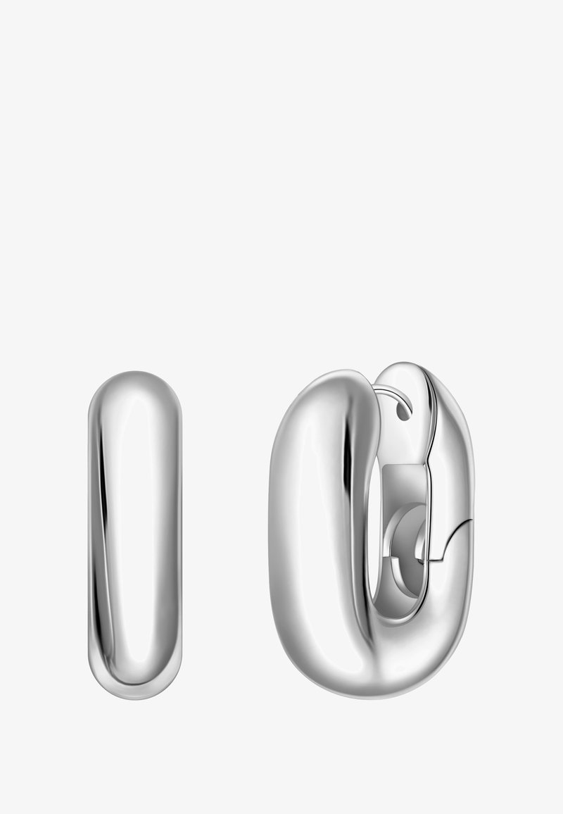 Par srebrnih hoop naušnica, jedna zatvorena i jedna otvorena, prikazujući mehanizam za zatvaranje na bijeloj pozadini.