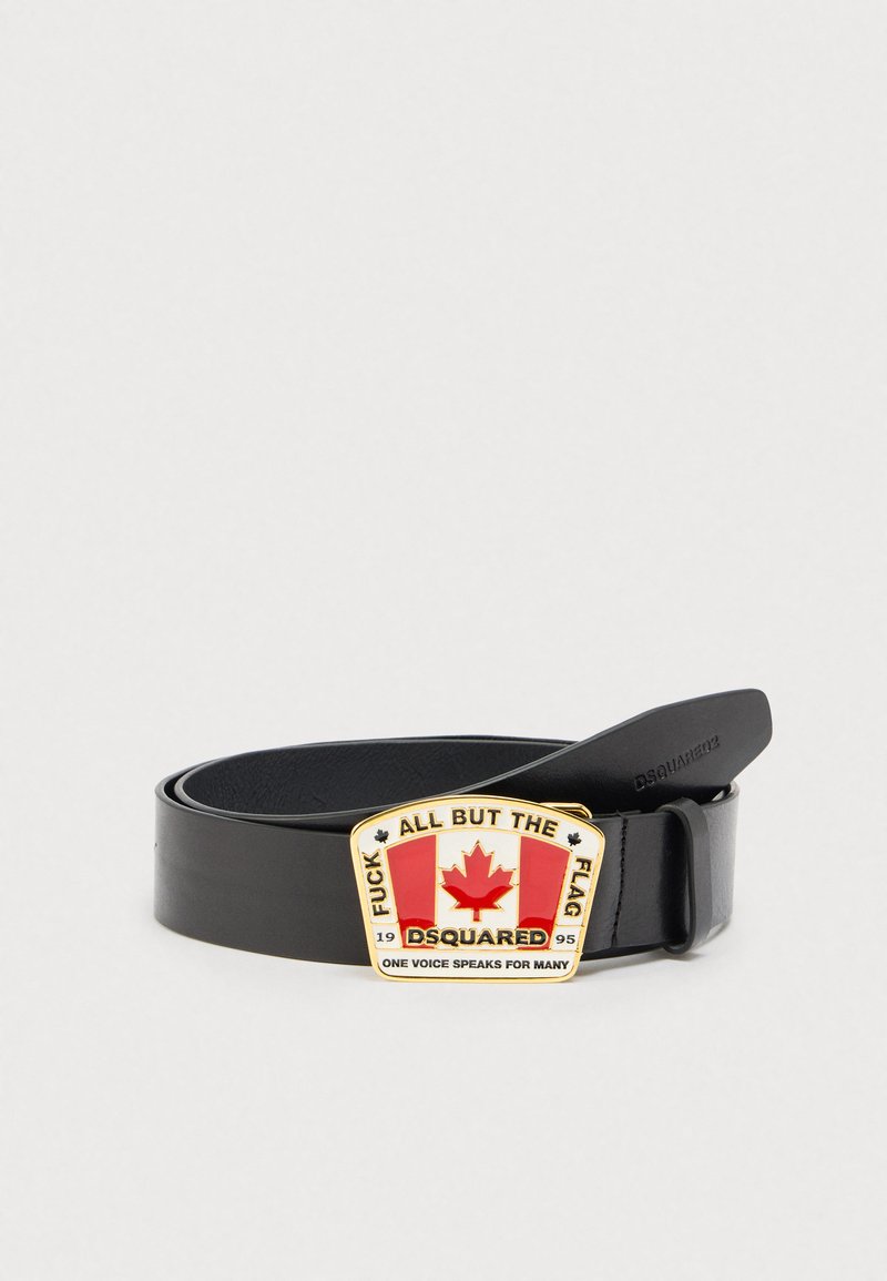 Ceinture en cuir noir roulée avec une boucle dorée ornée d'un motif du drapeau canadien rouge et blanc et d'un marquage en texte audacieux.
