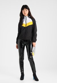 Urban Classics THREE TONE - Vjetrovka - black/white/chrome yellow