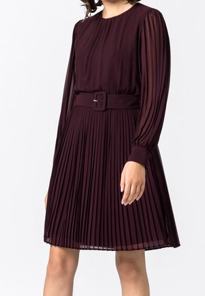 Burgunderfarbendes, plissiertes Kleid mit langen Ärmeln, rundem Ausschnitt und Taillengurt. Hergestellt aus glattem, leichtem Stoff mit einer fließenden Silhouette.