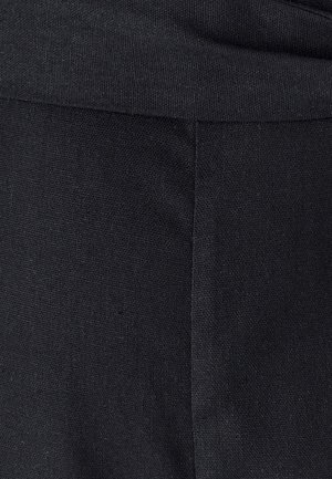 Musträni kangas, tekstuuriga, mis meenutab kudumist. Kujunduses on sile õmblus serva ääres, luues puhta lõpetuse.