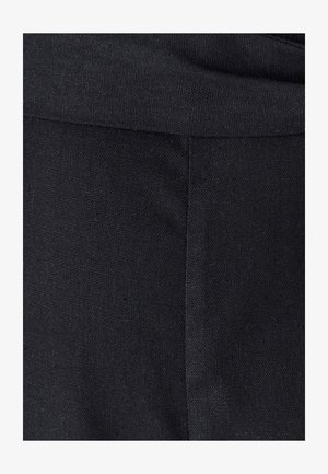 Musträni kangas, tekstuuriga, mis meenutab kudumist. Kujunduses on sile õmblus serva ääres, luues puhta lõpetuse.