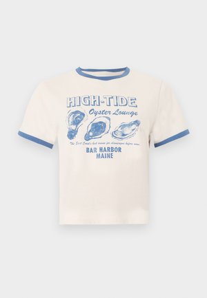Krémové tričko s modrým lemováním, na kterém je nápis "HIGH-TIDE Oyster Lounge" a tři modré ilustrace ústřicových lastur, odkazující na Bar Harbor v Maine.