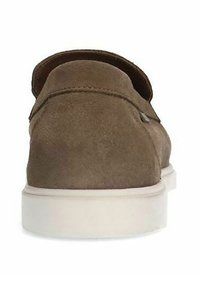 Chaussure slip-on en suède marron avec un bout arrondi, semelle en caoutchouc blanche et détails de couture minimalistes sur le dessus. Pas de quincaillerie ou d'accents proéminents.