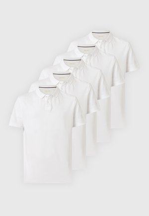 Cinq polos blancs à manches courtes avec col et boutons, disposés de manière décalée et superposée sur un fond uni.