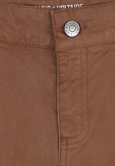 Pantalons en coton marron avec une texture lisse, dotés d'une fermeture à bouton à l'avant, de coutures piquées et d'un design de jambe légèrement fuselée.