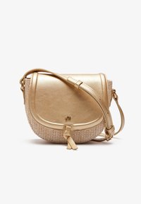 Borsa dorata con una forma arrotondata, realizzata in finta pelle metallica e tessuto intrecciato testurizzato, dotata di un piccolo accento a nastro e di una tracolla regolabile.