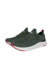 Grüne Mesh-Sneaker mit grauen Akzenten, weißen Dämpfungssohlen und rotem Fersen-Detail. Mit Schnürsenkeln und einer Schlaufe auf der Rückseite.
