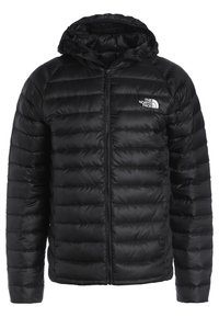 Czarna puchowa kurtka z kapturem, z pikowanym wzorem, zamkiem błyskawicznym z przodu oraz logo The North Face na lewej piersi. Gładka faktura.