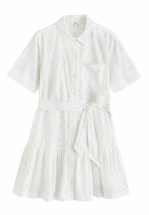 Biele šaty s krátkym rukávom na gombíky z dierkovanej látky, s predným vreckom, golierom, nazbieraným okrajom a stiahnutým pásom v páse.