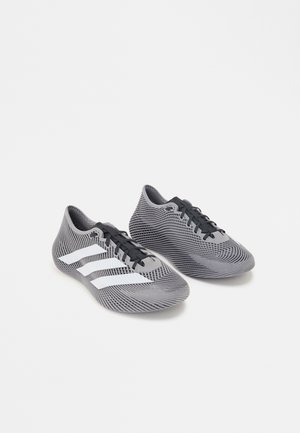 Paar graue, strukturierte Sportschuhe mit schwarzen Schnürsenkeln und drei weißen Streifen an der Seite, auf weißem Hintergrund dargestellt.