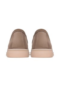 Bruine leren schoenen met een gladde afwerking, een laag profiel en lichtgekleurde rubberen zolen. Beschikken over een zachte, gestructureerde achterpaneel.
