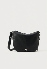 Svart läderaxelväska med en böjd form, dragkedjestängning och justerbar rem. Har en logotypdetalj på framsidan.