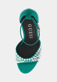 Guess SANDALETTE KABLE SCHMUCKAPPLIKATIONEN - Sandali con tacco - grün