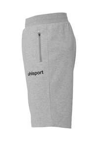 Grå atletiske shorts lavet af en bomuldsblanding, med en sidelomme med lynlås og et broderet logo foran. Elastisk talje for god pasform.