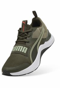 Žalios sportinės bateliai, pagaminti iš tinklinės ir sintetinių medžiagų. Ypatybės apima ryškų "PUMA" logotipą, raudoną akcentą ir baltą vidurinį pado sluoksnį.