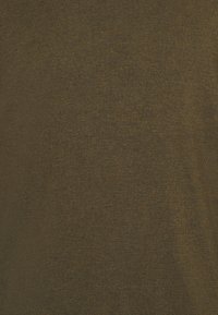 Bruin gebreide stof met een fijne textuur, voorzien van een subtiele glans en een uniforme kleur. Geen opvallende patronen of zichtbare hardware.