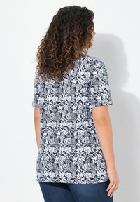 Ulla Popken CORAL REEF SHORT SLEEVE V-NECK  - Triko s potiskem - classic navy blue