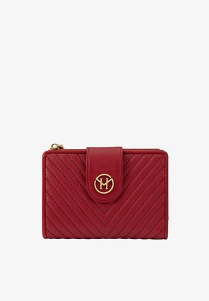 Cartera roja de cuero acolchado con cierre de logo dorado y cremallera superior, forma rectangular, diseño compacto.
