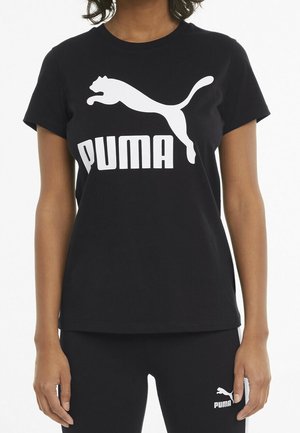 Sort bomulds t-shirt med korte ærmer, der har et stort hvidt Puma-logo og et springende puma-grafik på forsiden.