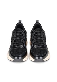 Zwarte sportieve schoenen van mesh en synthetisch materiaal. Heeft een gestructureerd oppervlak, een contrasterende crème zool en versterkte oogjes.