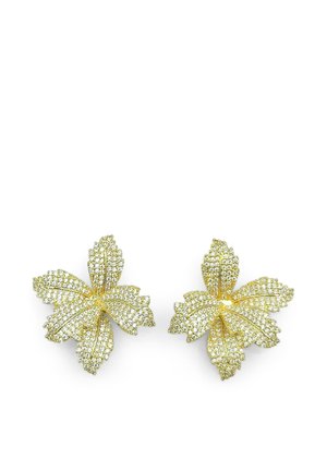 Orecchini a forma di foglia color oro incastonati con piccoli strass trasparenti in un motivo venato dettagliato su sfondo bianco.