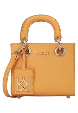 Pequeño bolso de mano de cuero color mostaza con asas superiores, anillas de metal doradas, una correa desmontable y una etiqueta decorativa con logo dorado.