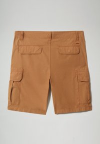 Short cargo marron avec quatre poches à rabat, passants pour ceinture et une petite étiquette de marque sur la poche arrière droite supérieure.