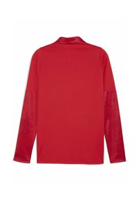 Maglietta rossa a maniche lunghe con schiena texturizzata e maniche uniformi. Design del colletto con finitura liscia. Il materiale sembra leggero e traspirante.